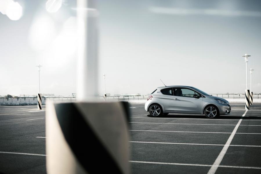  Peugeot 208 3-Door 2013 года  (фото 26 из 31)